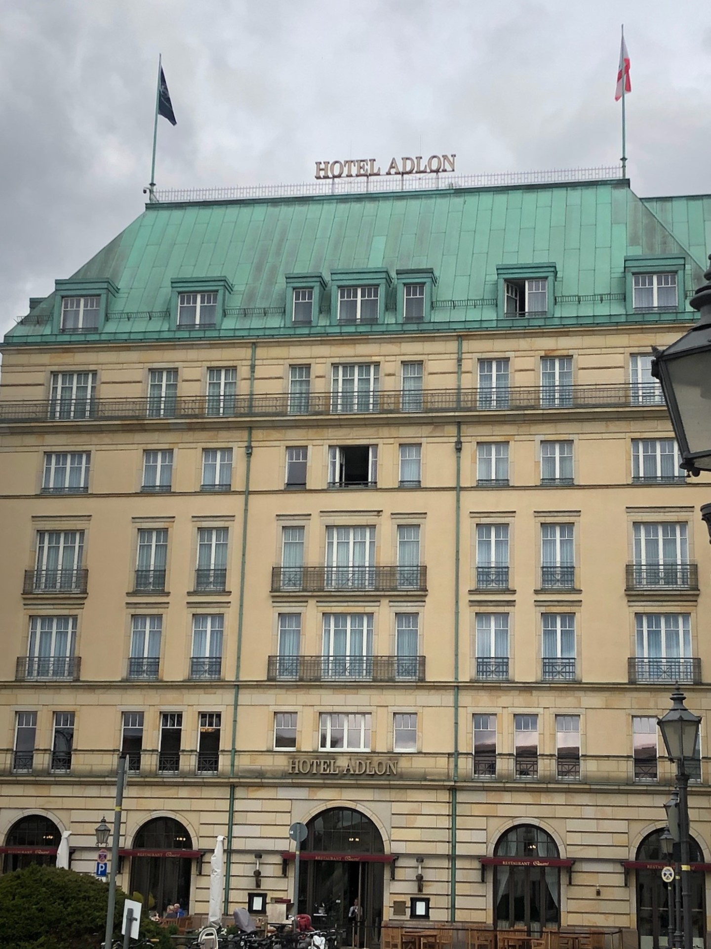 10 /  Hotel Adlon