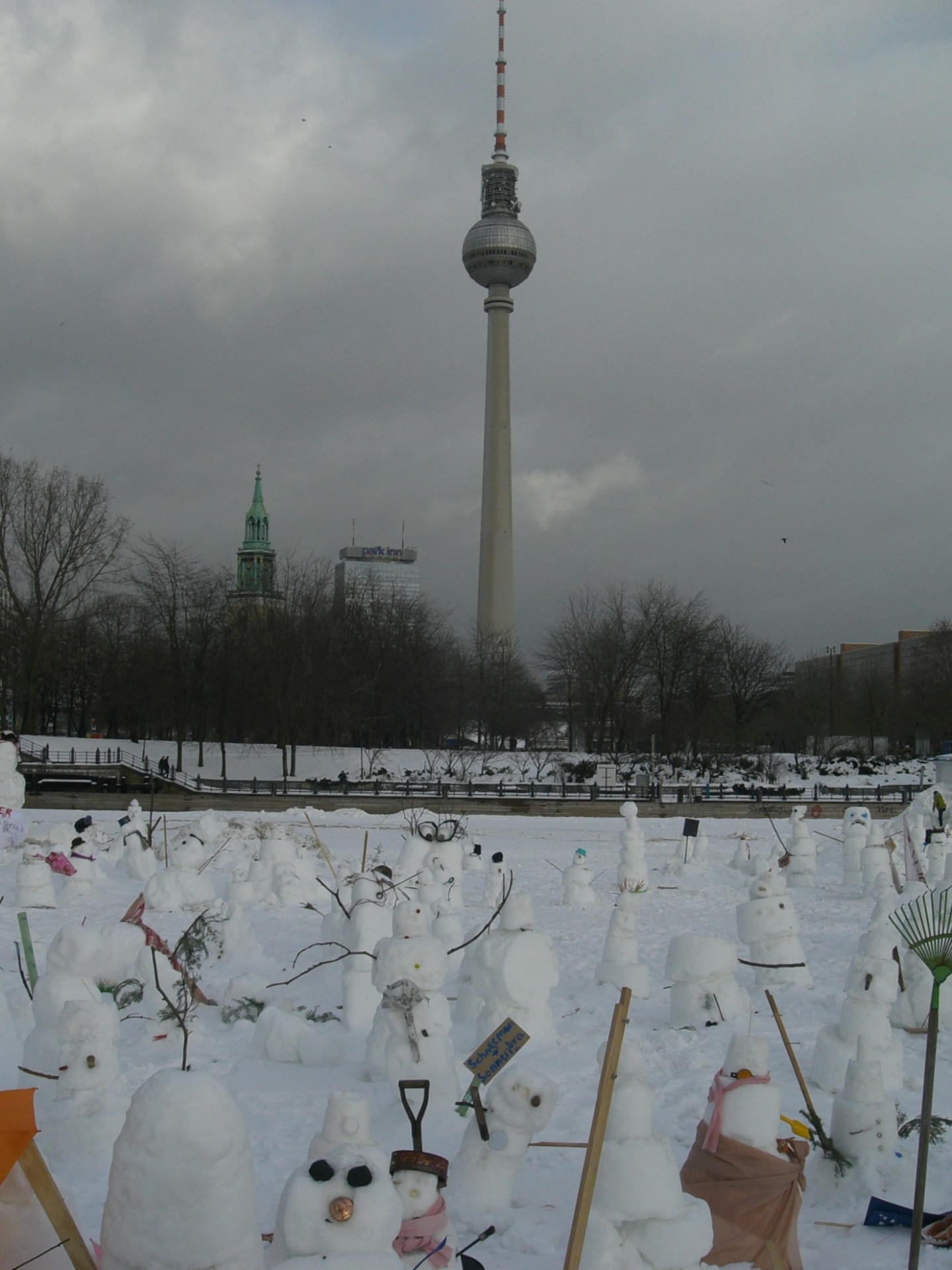 11 manifestation de bonshommes de neige contre le rechauffement climatique