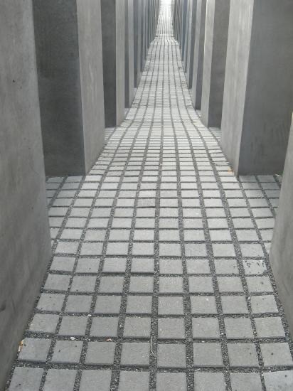 13 / Intérieur du Mémorial de l' Holocauste/ Denkmal fur die ermordeten Juden Europas 