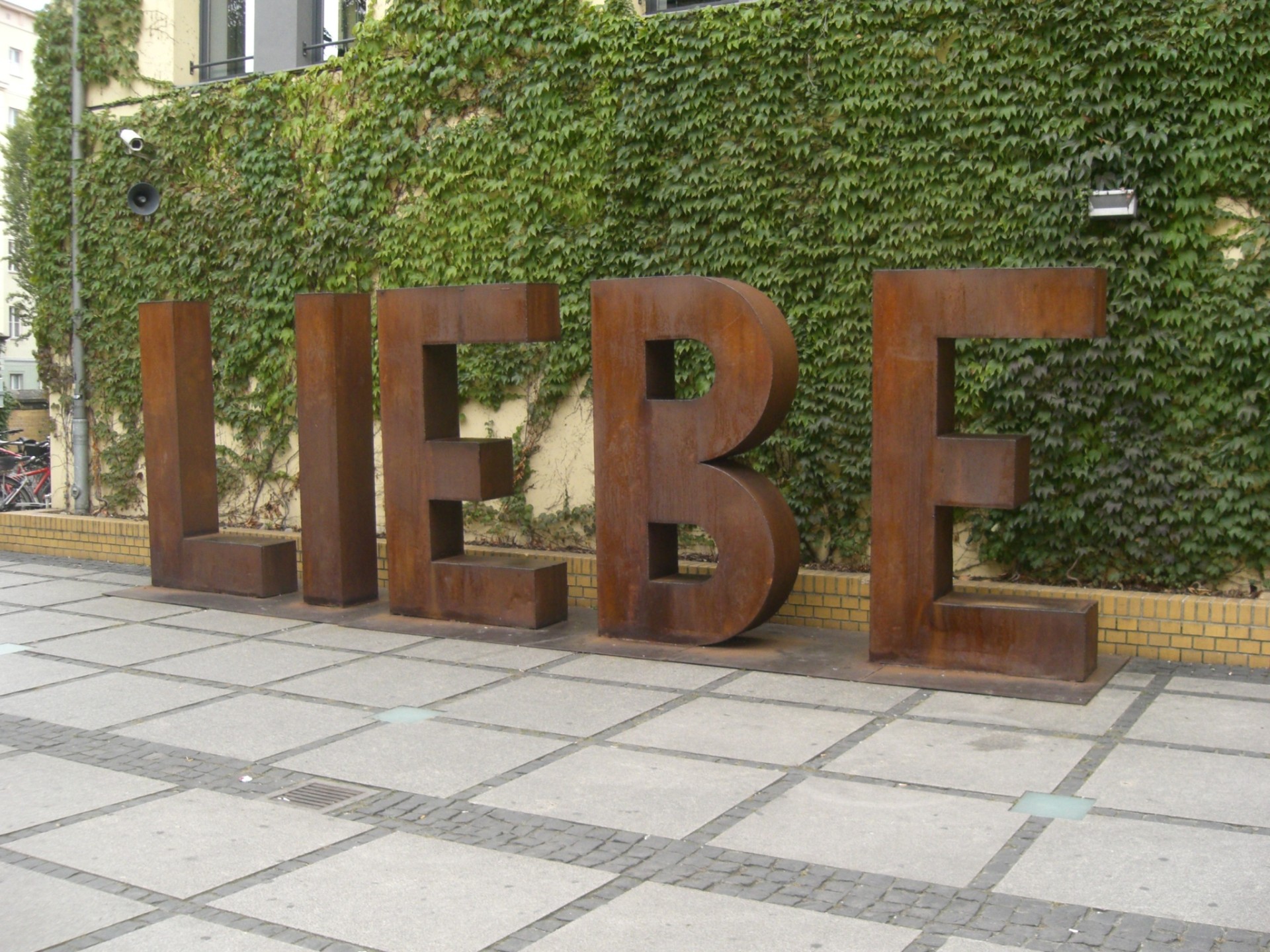 18 sculpture liebe dans une rue de berlin